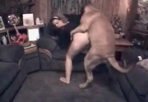 Dog really wants to fuck the hole of this hot housewife